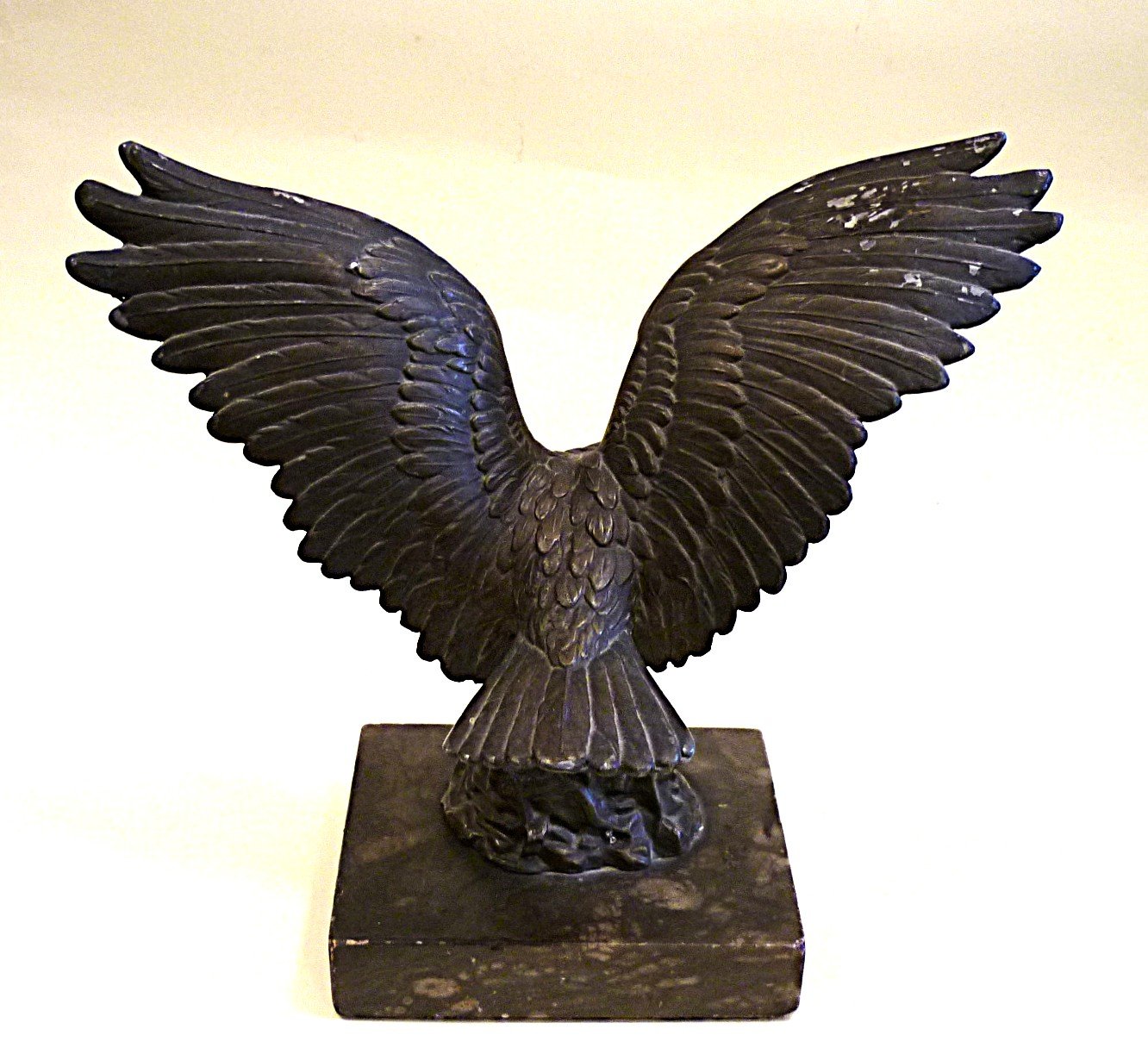 Alte Adlerfigur auf Sockel – Bild 2