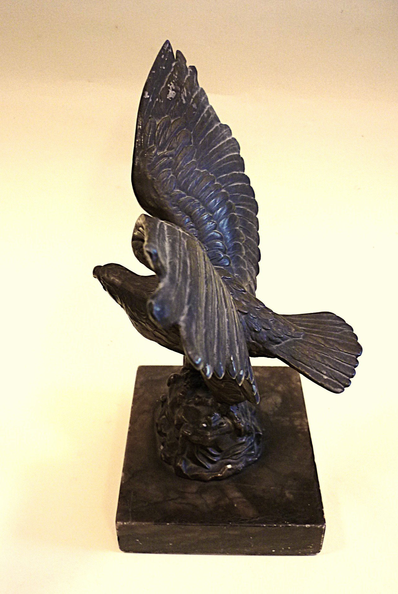 Alte Adlerfigur auf Sockel – Bild 3