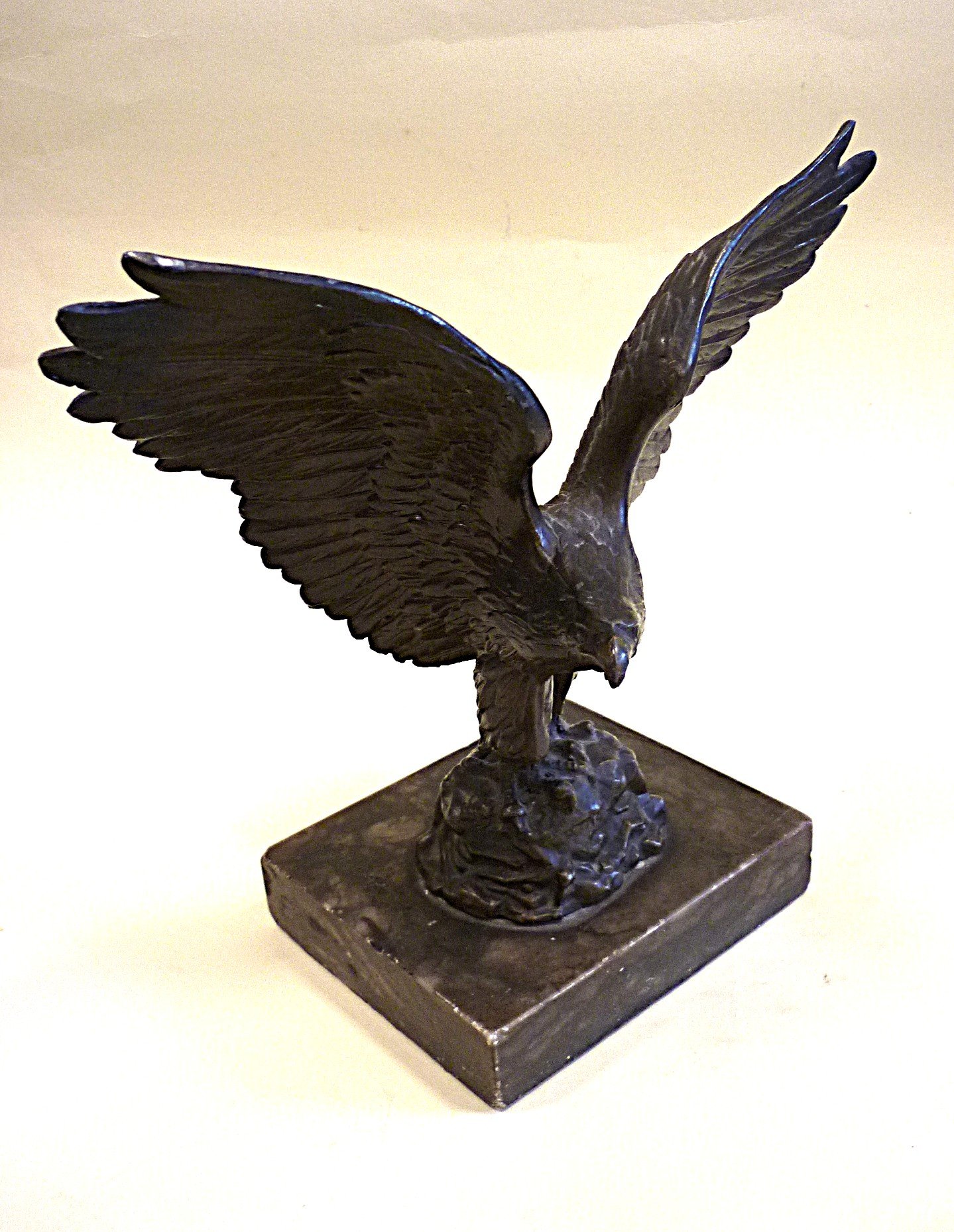 Alte Adlerfigur auf Sockel – Bild 5