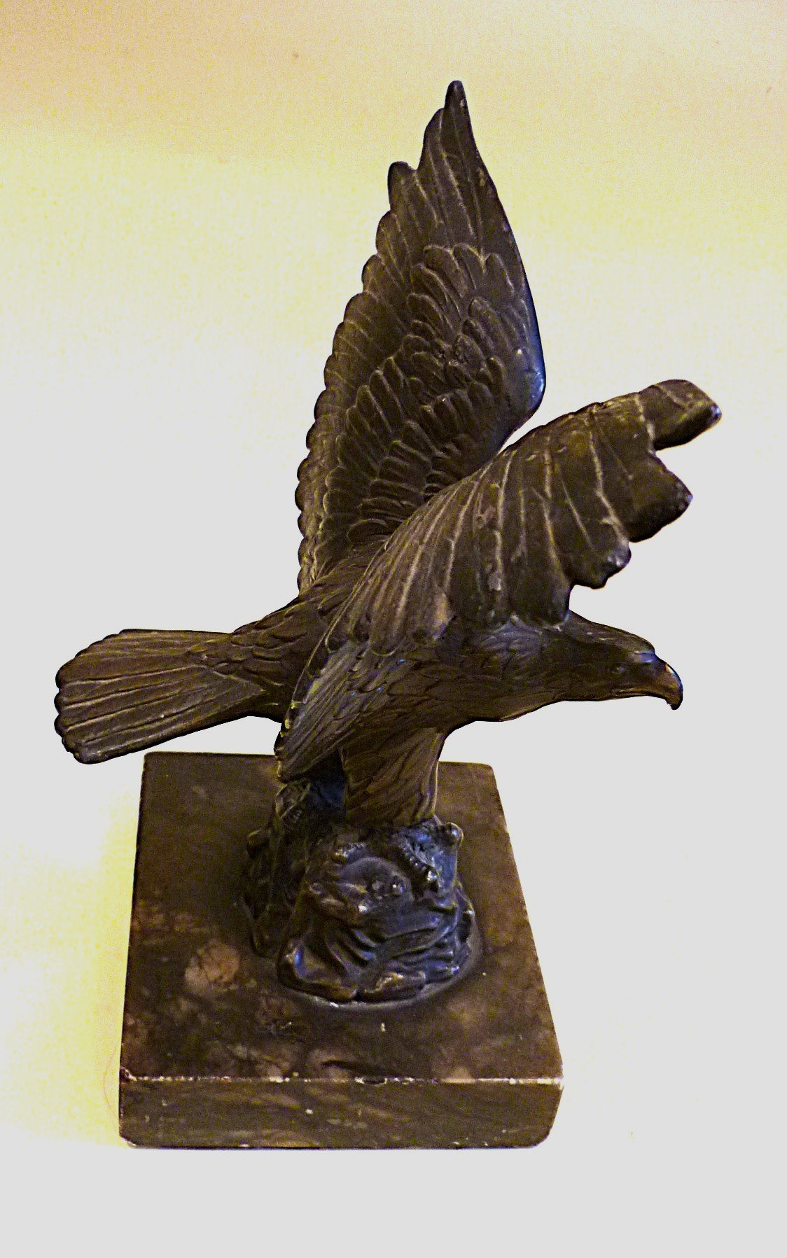 Alte Adlerfigur auf Sockel – Bild 4