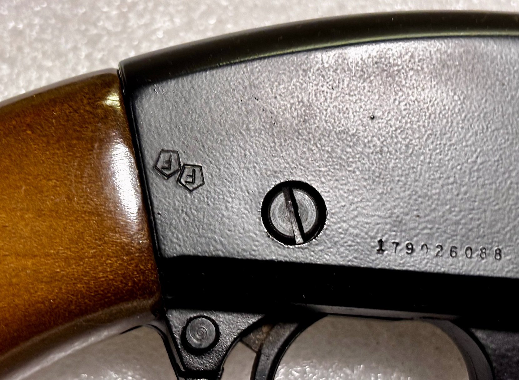 Crosman Mod. 622 / 6-schüssiger CO2-Vorderschaft Repetierer, Kal. 5,5mm – Bild 2