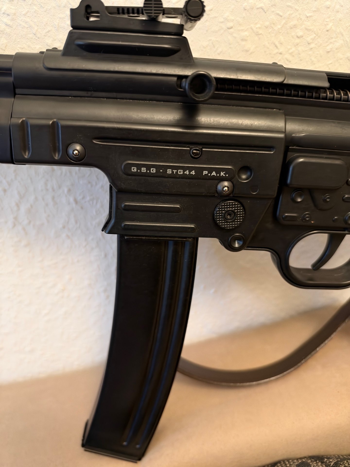 GSG StG44 9 mm P.A.K. Echtholz - Der deutsche Klassiker (Bonus: Retro Tasche) – Bild 2