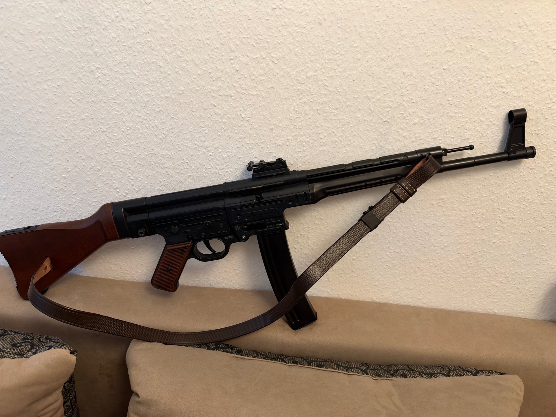 GSG StG44 9 mm P.A.K. Echtholz - Der deutsche Klassiker (Bonus: Retro Tasche) – Bild 4