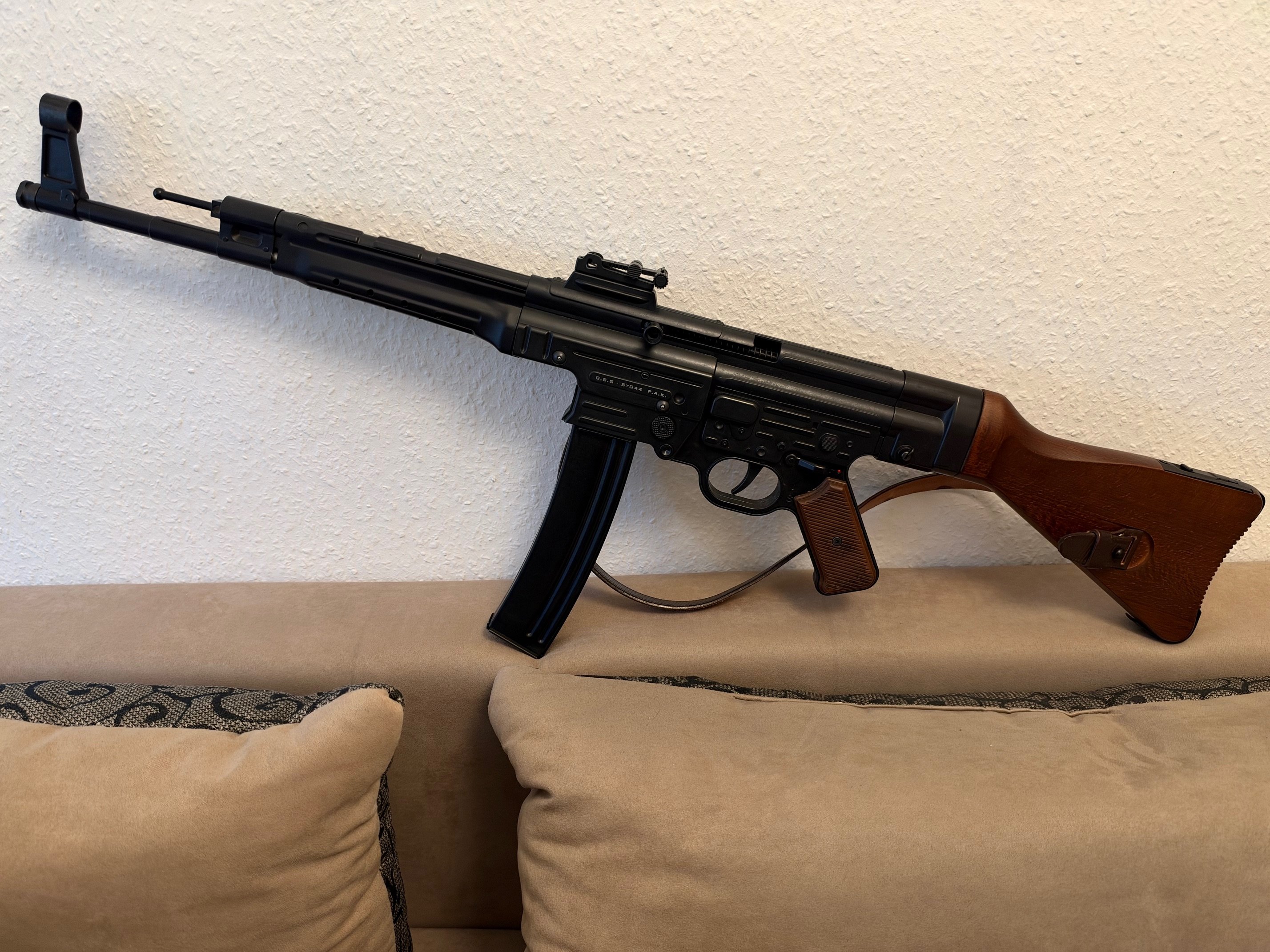GSG StG44 9 mm P.A.K. Echtholz - Der deutsche Klassiker (Bonus: Retro Tasche) – Bild 1