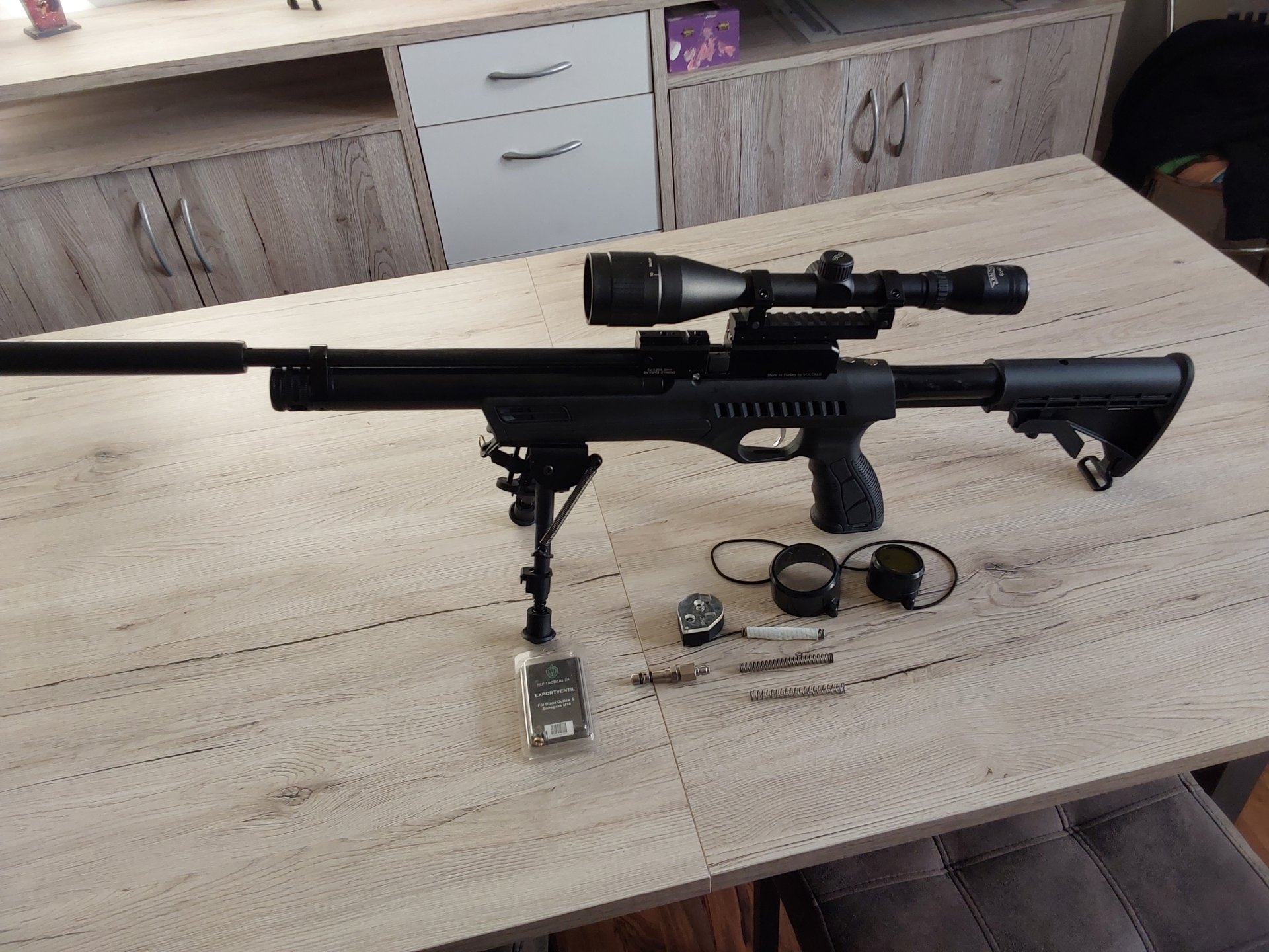 Ekol Voltran .25 PCP Luftgewehr mit Schalldämpfer und Zweibein – Bild 1