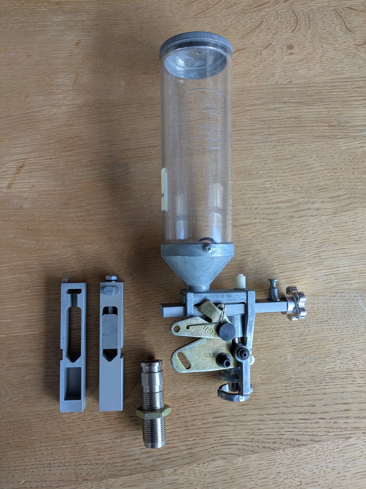 Dillon, Pulverfüllgerät mit Pulverfüllmatrize – Bild 1
