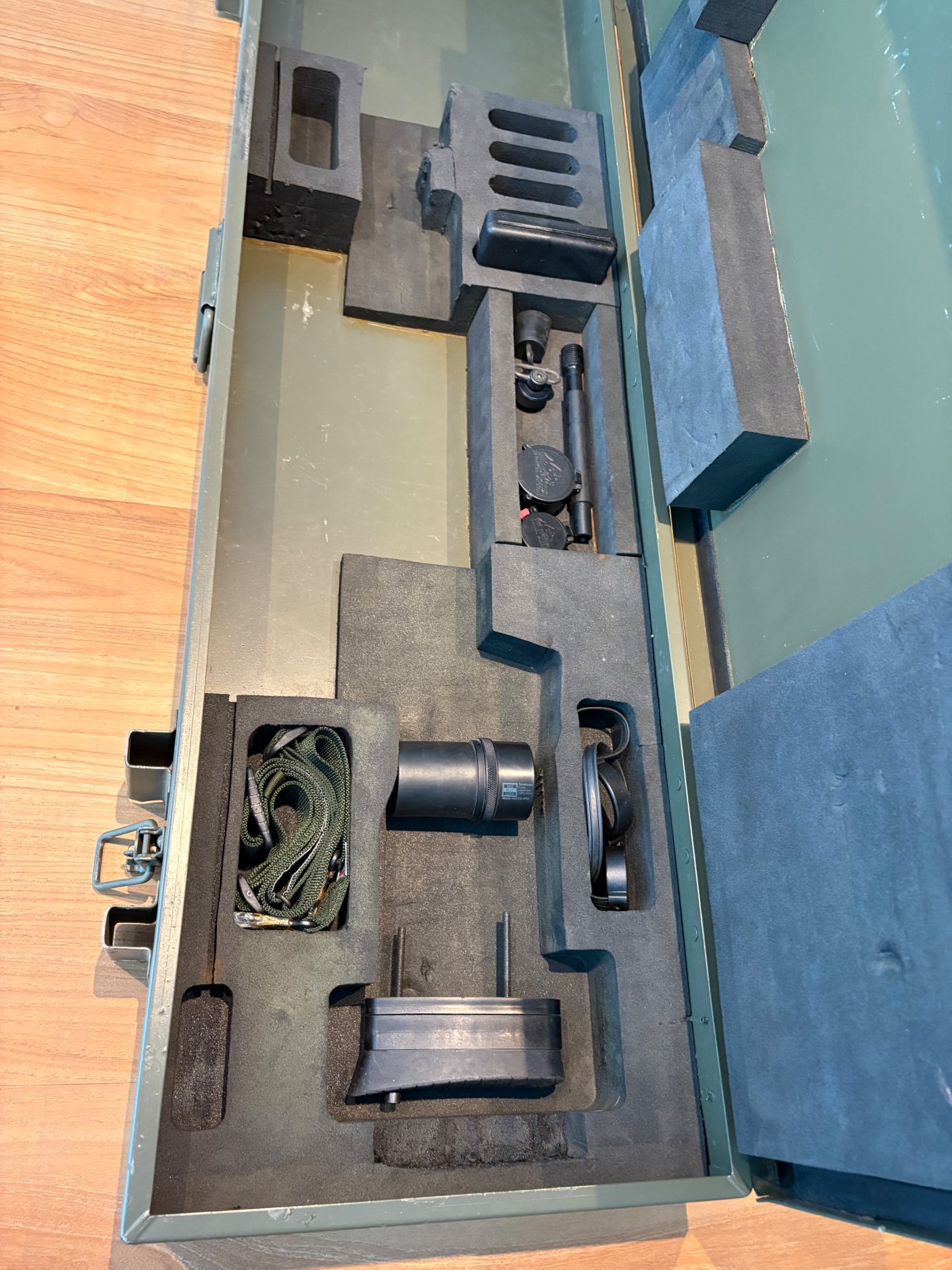 Original Accuracy International L96 / AW Aluminium Koffer + Zubehör - Selten! – Bild 2