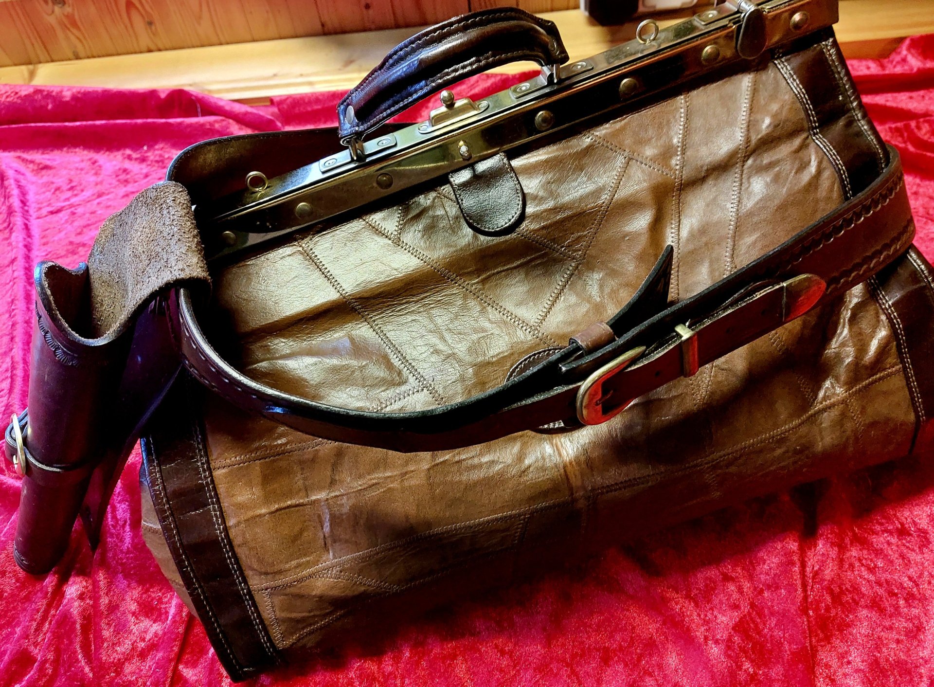 Westernholster aus massiven dickem Leder mit einer Doctor`s Bag – Bild 3