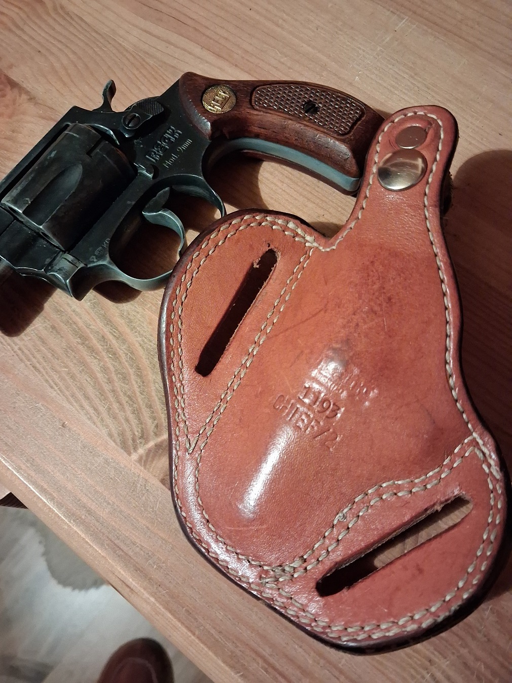 Kleines Lederholster für Revolver Chief Special, Erma 66 u.Baugleiche Waffen – Bild 2