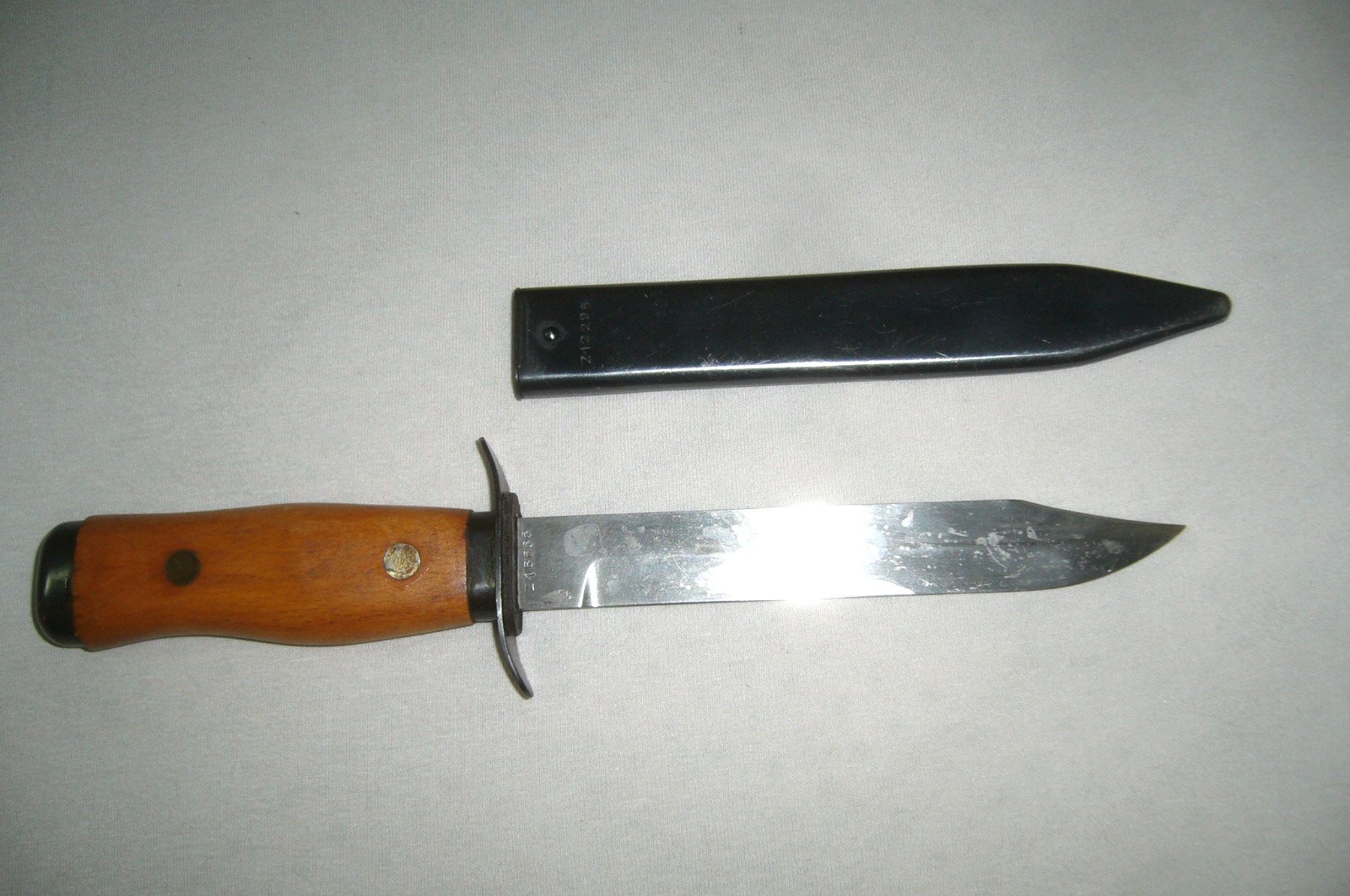 Polen Kampfmesser 1957 mit Scheide – Bild 2