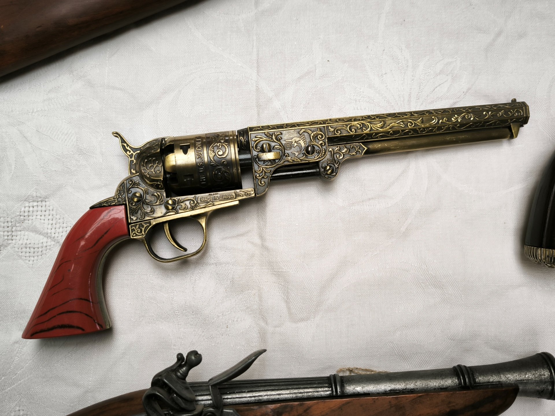 Historische Dekowaffen Sammlung – 10 Stück Konvolut – Steinschloss, Colt, Napoleon, Holz & Metall – Bild 3