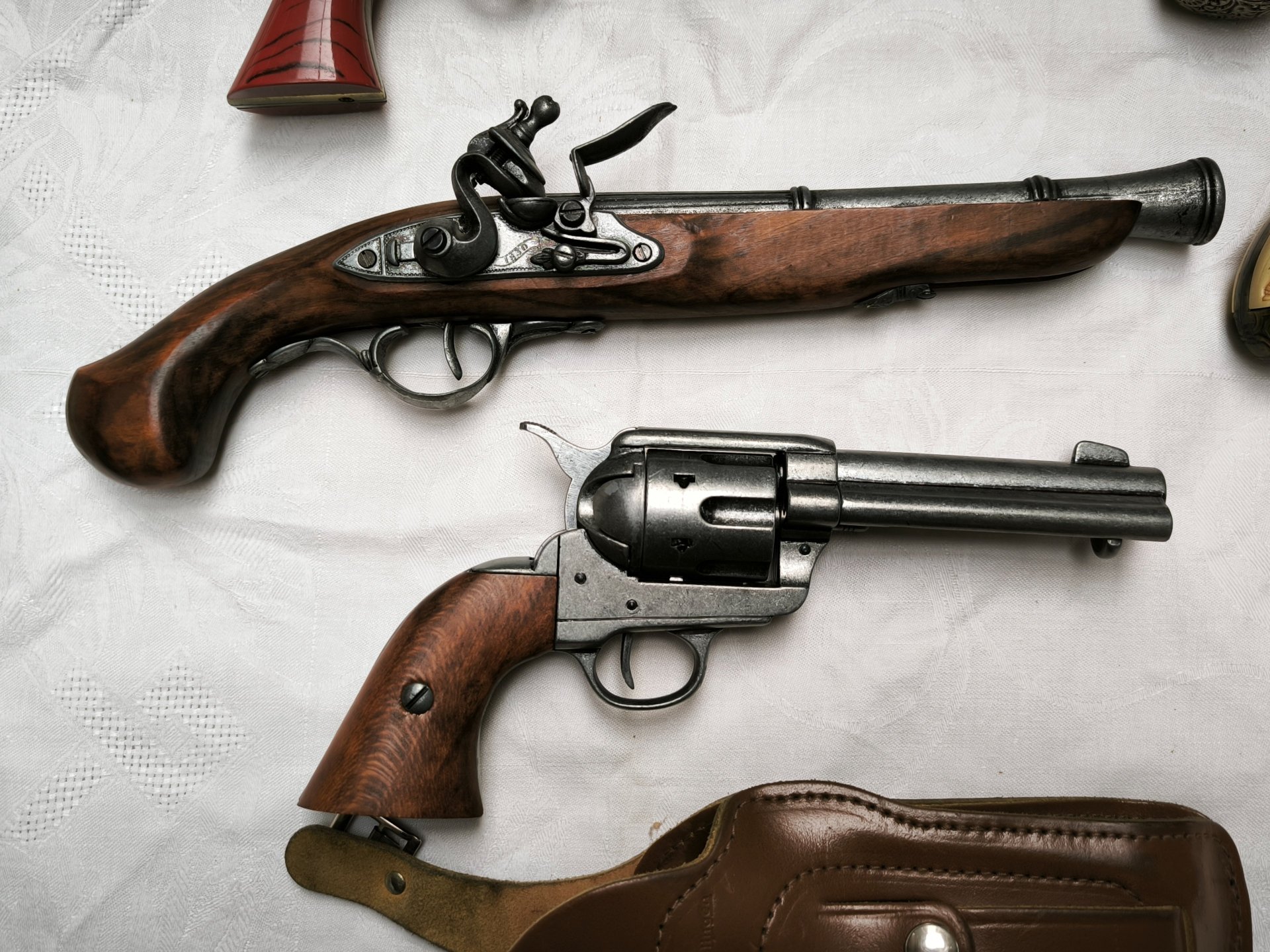 Historische Dekowaffen Sammlung – 10 Stück Konvolut – Steinschloss, Colt, Napoleon, Holz & Metall – Bild 2