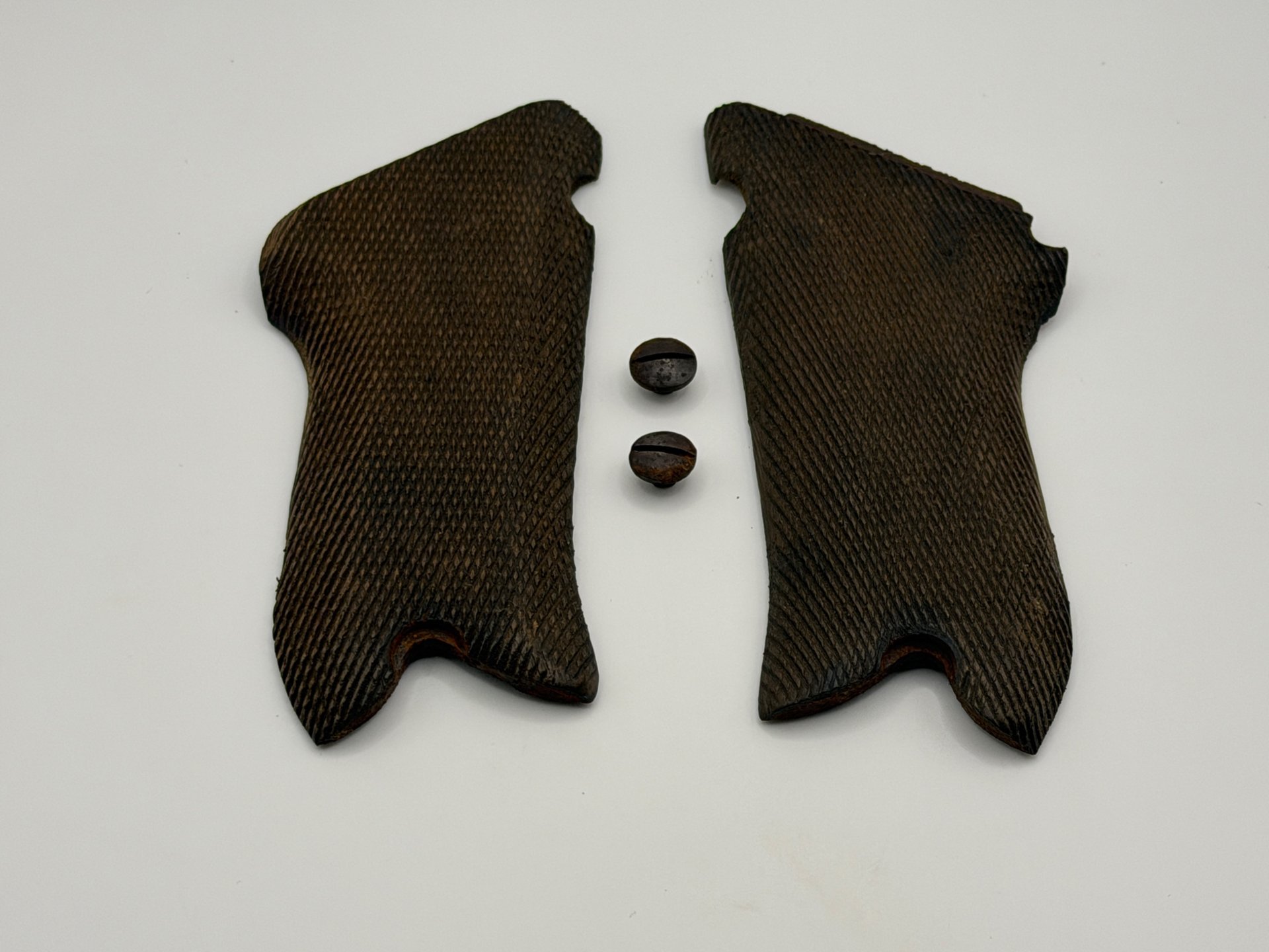 Original P08 Luger Griffschalen 2. Weltkrieg / Stempel "17" & "B" + Schrauben - WKII/WK2 -SELTEN – Bild 1