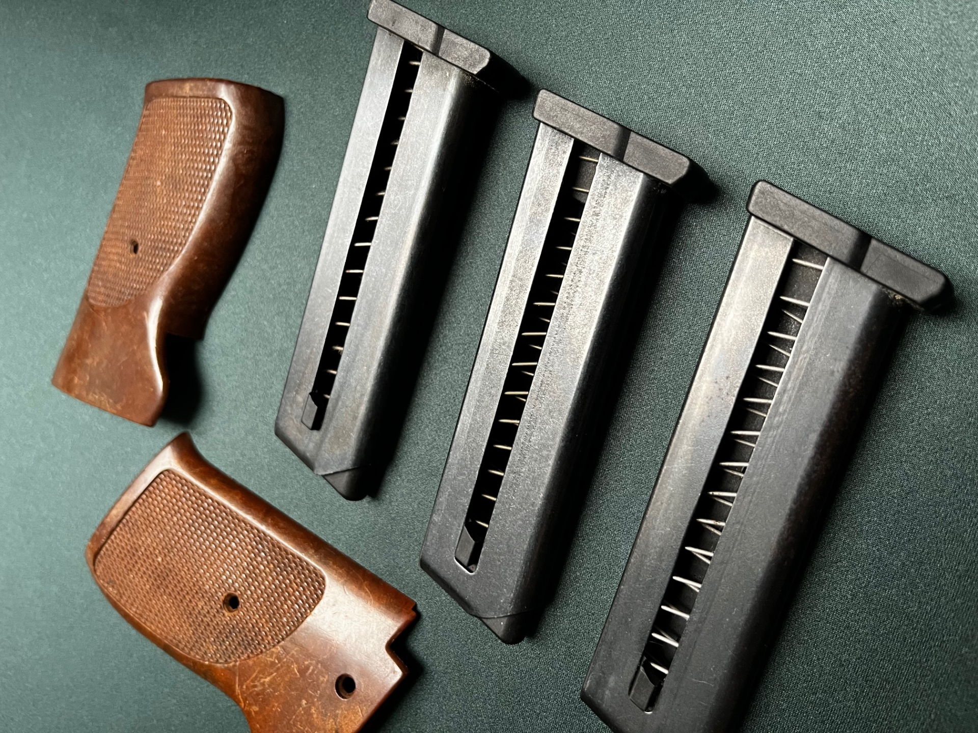 Röhm RG 735 u. RG 725 Magazine u. Griffschalen – Bild 1