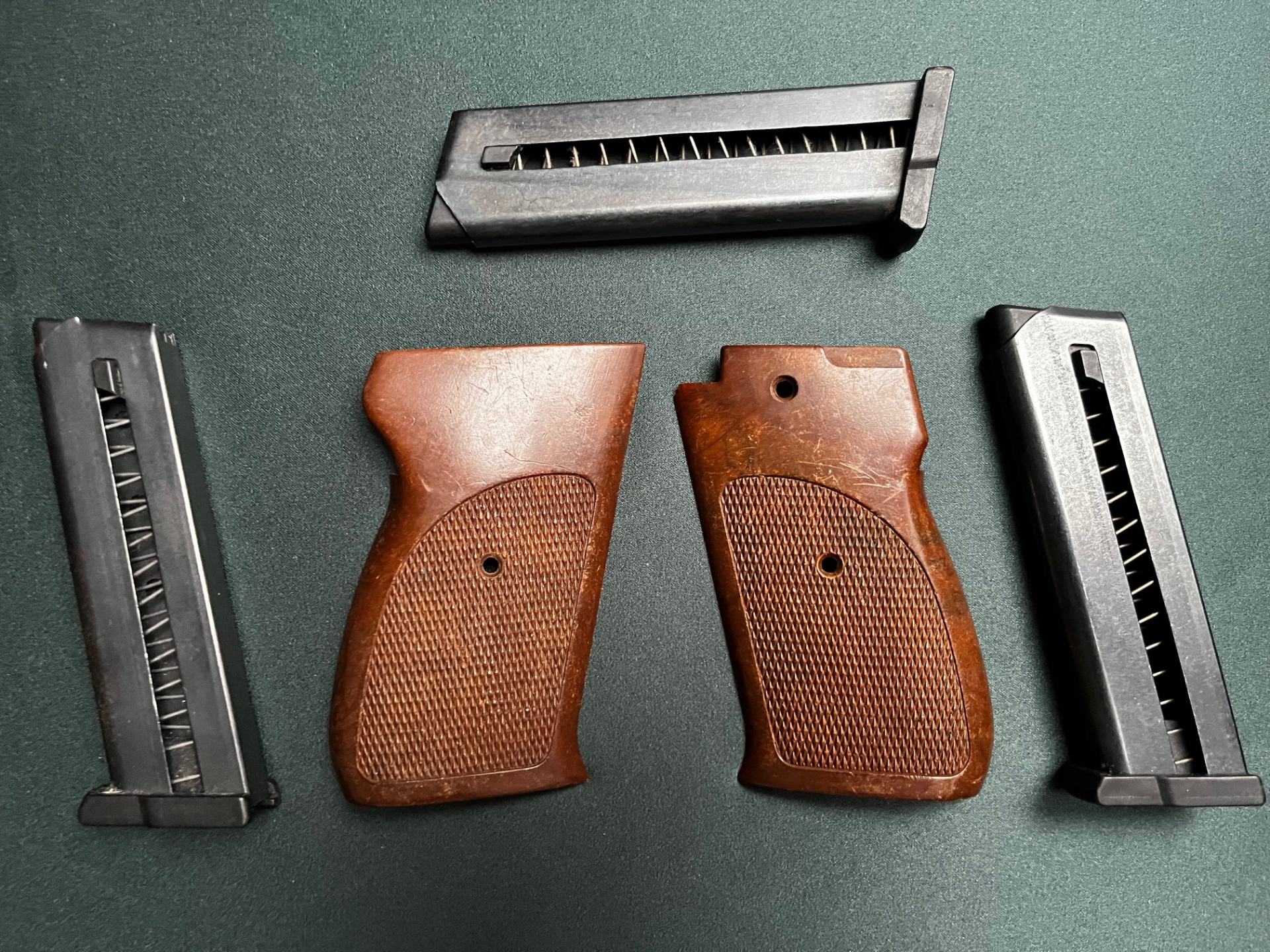 Röhm RG 735 u. RG 725 Magazine u. Griffschalen – Bild 2