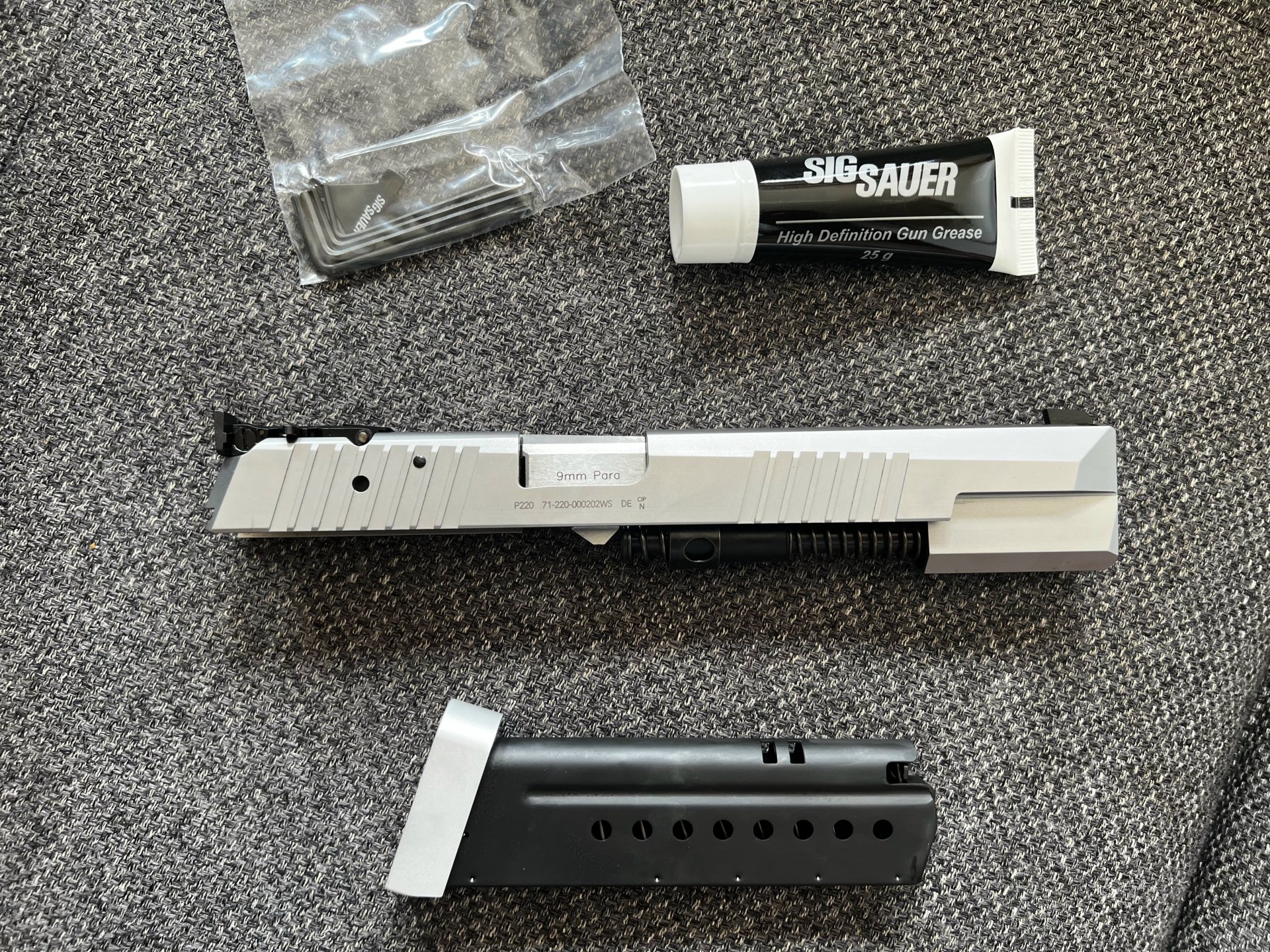 SIG Sauer X-Six P-220 Kaliber .45 + 9mm Wechselsystem + originale 3 Stellungsvisiere! – Bild 5