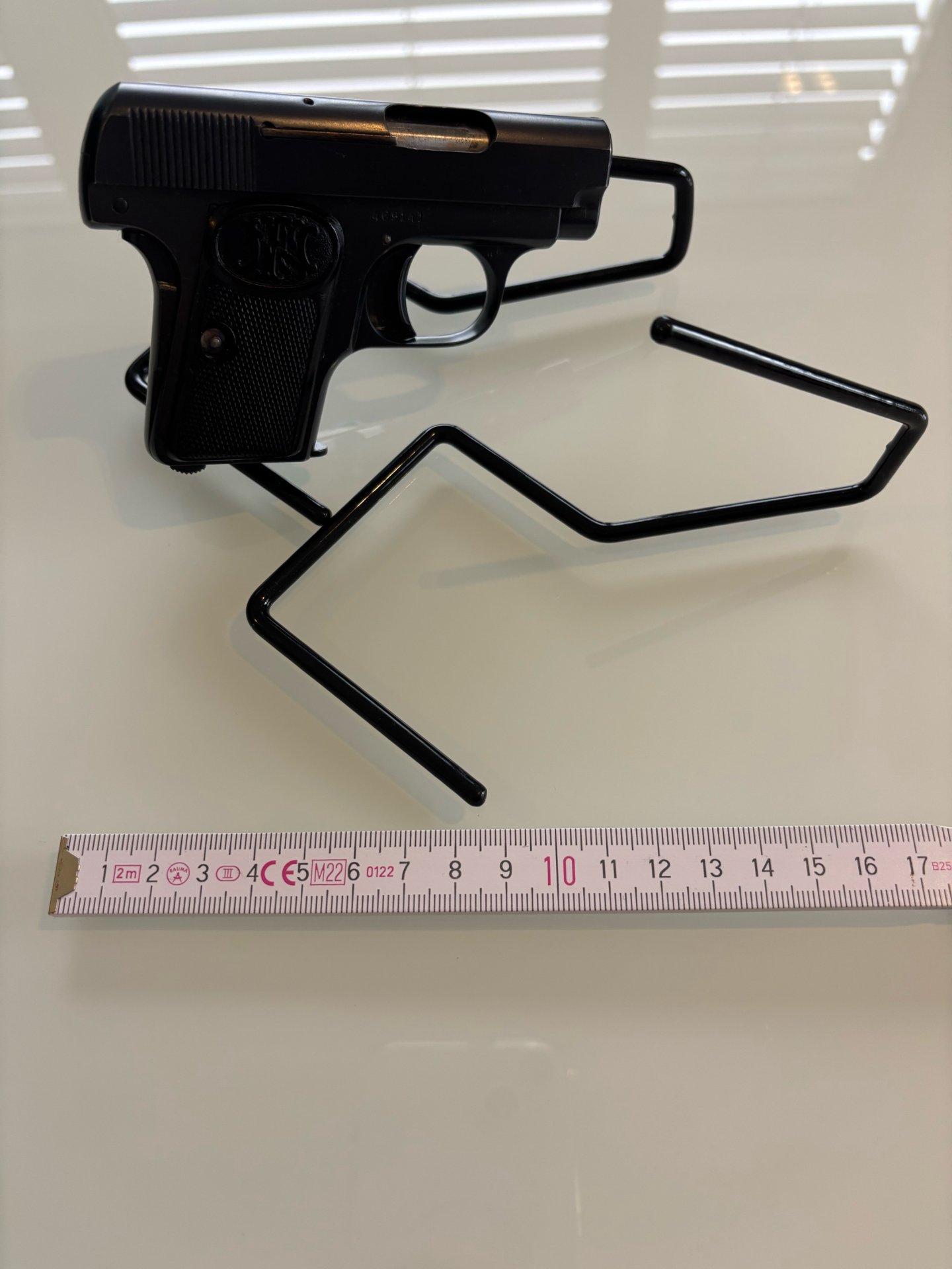 Pistolenhalter / Pistolenständer / Waffenhalter / Waffenständer – Bild 1