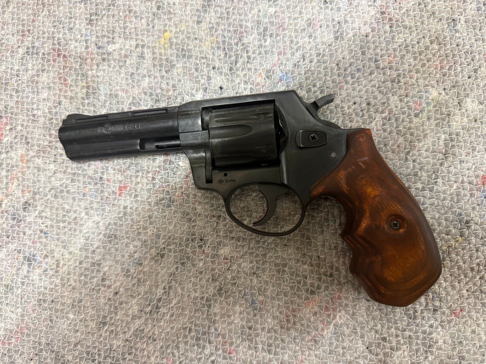 Röhm RG 99 | 9mm R. Knall | PTB 452 | Unikat: Selbstgebaute Holz-Combatgriffe & Lederholster – Bild 2
