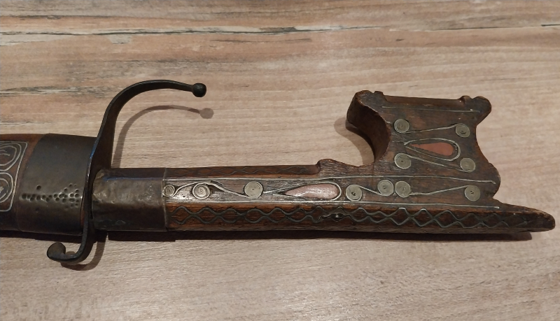 Krummdolch um 1920 aus Marokko mit Holzscheide und Verzierungen – immagine 6
