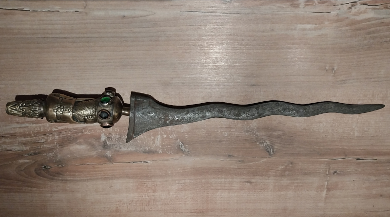 Antiker javanischer Kris (Keris) – Prunkdolch mit figürlichem Messinggriff & Steinbesatz – Bild 5