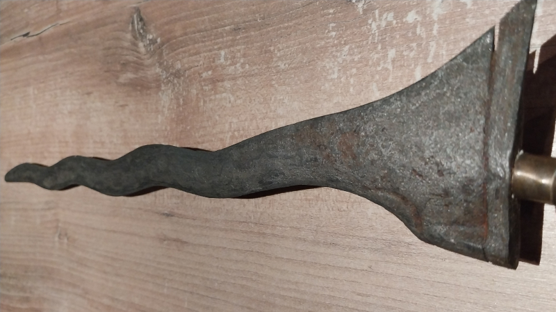Antiker javanischer Kris (Keris) – Prunkdolch mit figürlichem Messinggriff & Steinbesatz – Bild 6