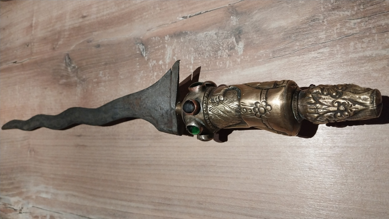 Antiker javanischer Kris (Keris) – Prunkdolch mit figürlichem Messinggriff & Steinbesatz – Bild 2