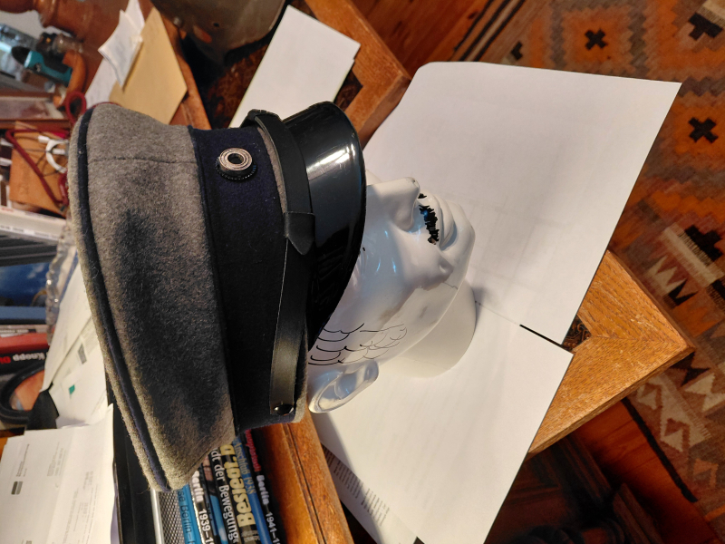 Stahlhelm M 18 und Schirmmütze – Bild 3
