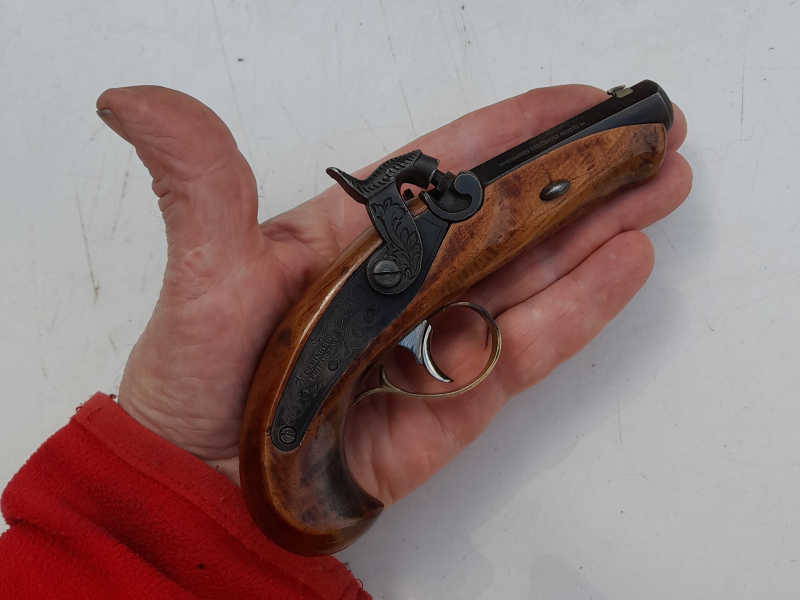 Kleiner Philadelphia Derringer Kal. 45 im Vitrinen- Holzhasten und Zubehör – Bild 1