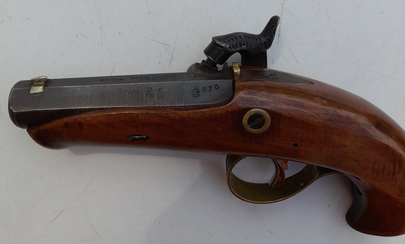 Kleiner Philadelphia Derringer Kal. 45 im Vitrinen- Holzhasten und Zubehör – Bild 4