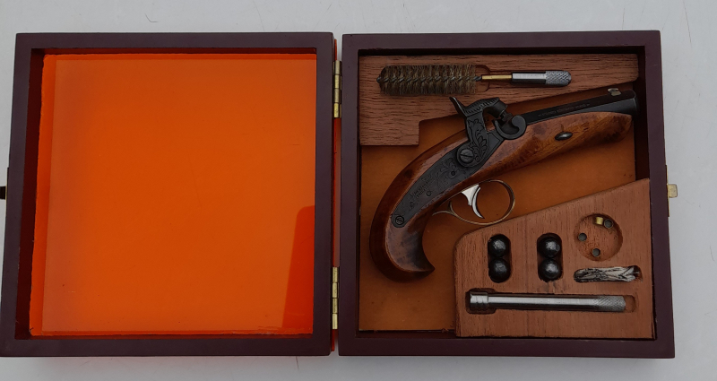 Kleiner Philadelphia Derringer Kal. 45 im Vitrinen- Holzhasten und Zubehör – Bild 5
