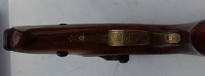 Kleiner Philadelphia Derringer Kal. 45 im Vitrinen- Holzhasten und Zubehör – Bild 2