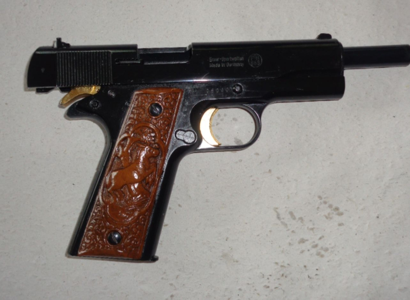 IWG Mod.Governement, Kaliber 9mm P.A.K. schwarz brüniert, Griffschalen mit Figuren, Abzug und Hahn g – Bild 4