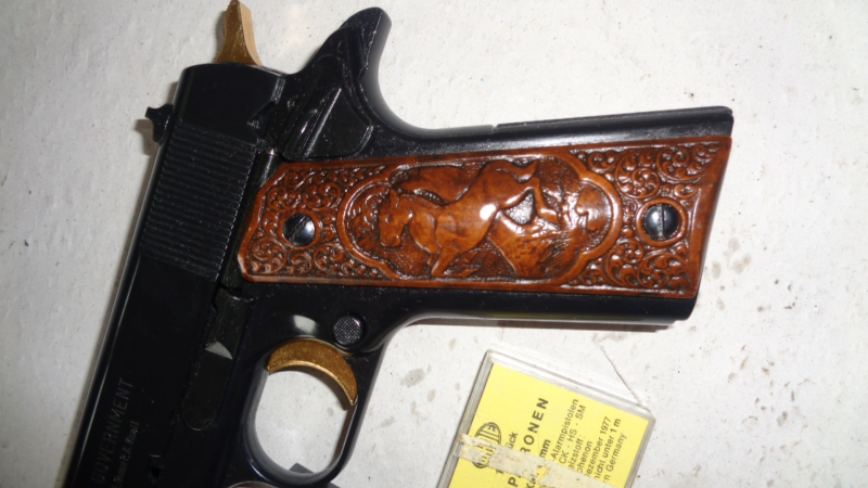 IWG Mod.Governement, Kaliber 9mm P.A.K. schwarz brüniert, Griffschalen mit Figuren, Abzug und Hahn g – Bild 3