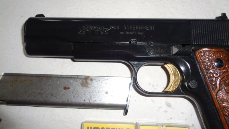 IWG Mod.Governement, Kaliber 9mm P.A.K. schwarz brüniert, Griffschalen mit Figuren, Abzug und Hahn g – Bild 2