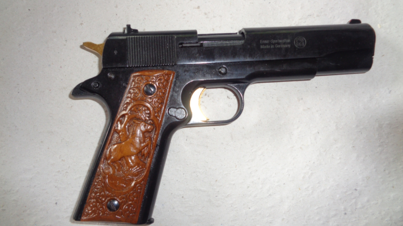IWG Mod.Governement, Kaliber 9mm P.A.K. schwarz brüniert, Griffschalen mit Figuren, Abzug und Hahn g – Bild 5
