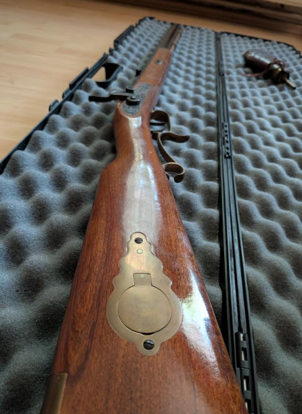 Vorderladergewehr Dikar Hawken .45 Cal. inkl. Pulverflasche & Waffenkoffer – Bild 3