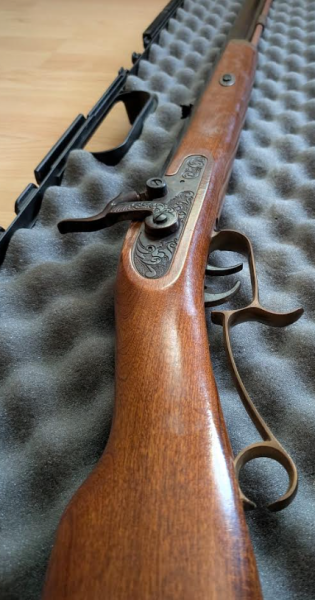 Vorderladergewehr Dikar Hawken .45 Cal. inkl. Pulverflasche & Waffenkoffer – Bild 6