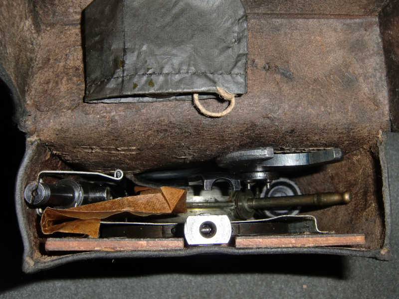 WKII Werkzeugtasche f MG34mit Inhalt( MG15 MG42) aus Leder ewx42 mit Flugabwehrvisier mit WaA – Bild 4