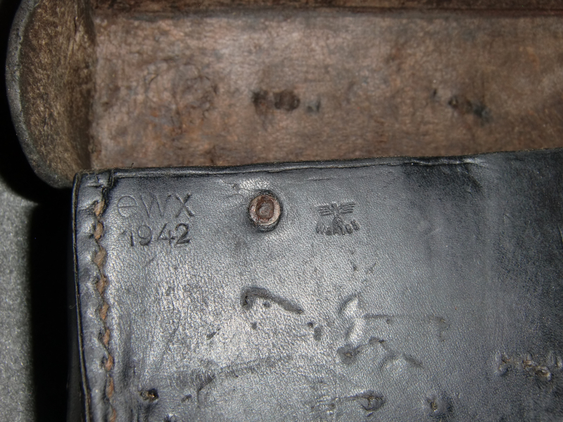 WKII Werkzeugtasche f MG34mit Inhalt( MG15 MG42) aus Leder ewx42 mit Flugabwehrvisier mit WaA – Bild 3