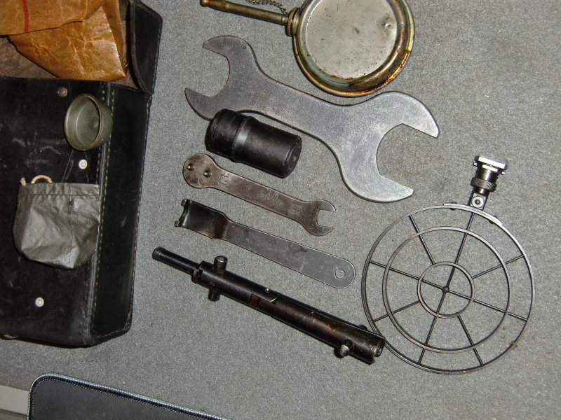WKII Werkzeugtasche f MG34mit Inhalt( MG15 MG42) aus Leder ewx42 mit Flugabwehrvisier mit WaA – Bild 2