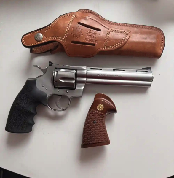 Colt Python 6 Zoll mit Holster und Holzgriffschalen – attēls 2