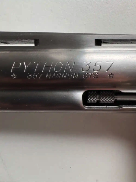 Colt Python 6 Zoll mit Holster und Holzgriffschalen – attēls 6