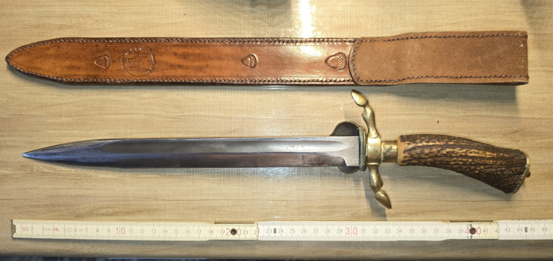 Alter Hirschfänger mit Lederscheide – image 2