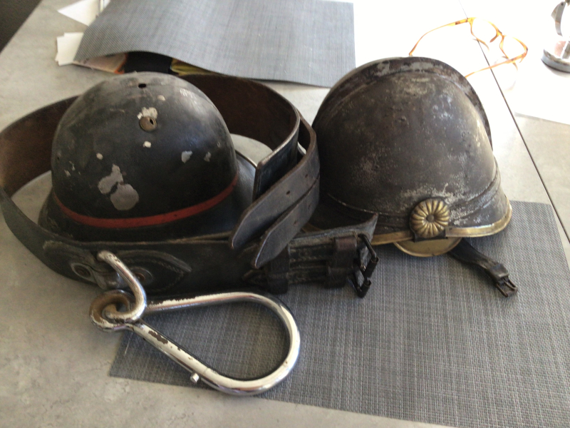 2 Feuerwehrhelme und 1 Gürtel – imagem 3