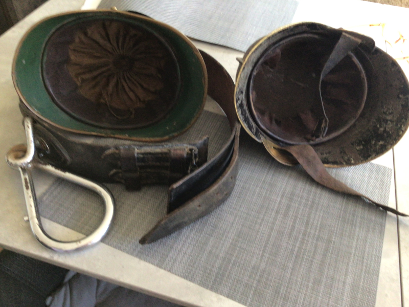 2 Feuerwehrhelme und 1 Gürtel – imagem 1