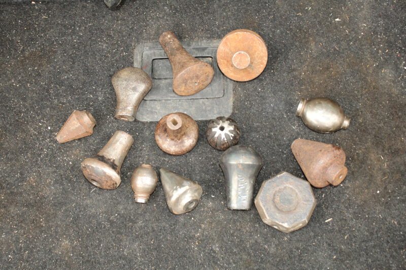13 SCHWERTKNÄUFE KONVOLUT ANTIK ??? SCHMIEDEARBEIT für historische SCHWERTER – Bild 2