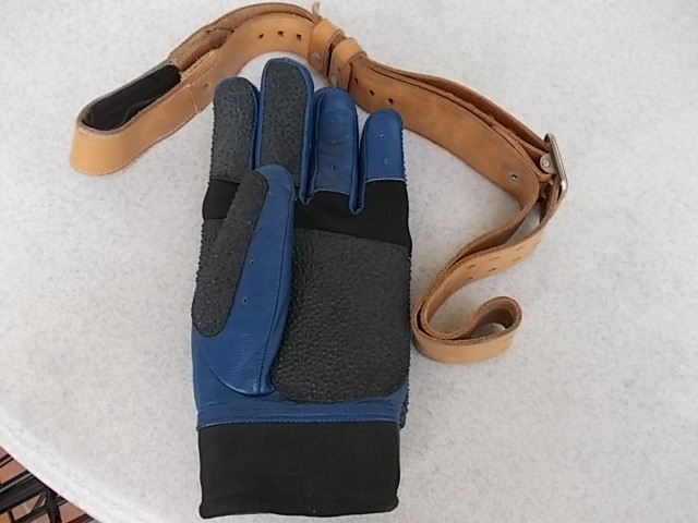 Konvolut Schießsportausrüstung Handschuh Knieendrolle Kappe Schießriemen – Bild 2