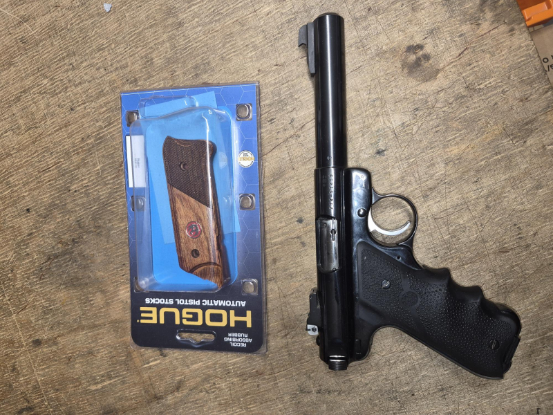 Ruger Mark II Target mit Holzgriffschalen und Hoguegriffschalen – Bild 2