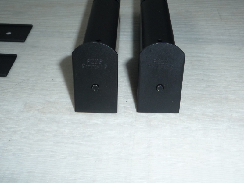 2 original Magazine Sig Sauer P226 mit Magazinboden P226 + diverse Griffschalen – Bild 3