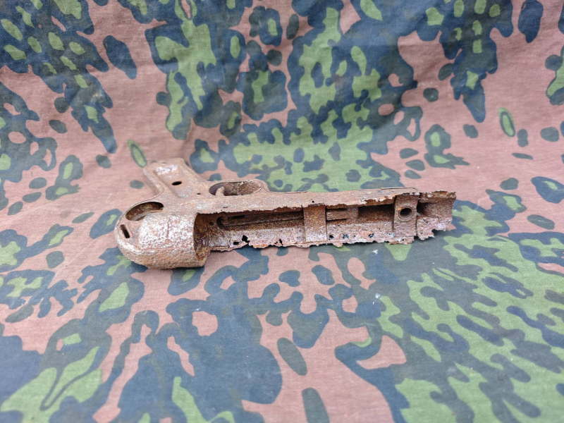 Original deutscher MP40-Unterteil / Griffstück – späte Kriegsausführung – Bodenfund – Bild 1